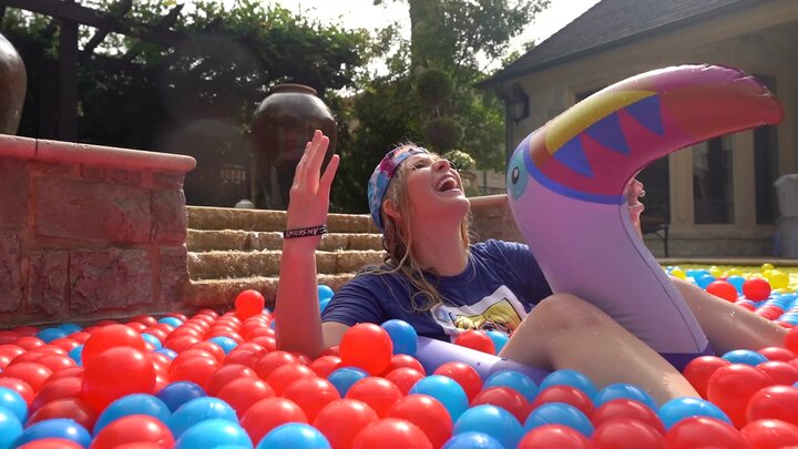 Extreme ONE COLOR Ball Pit Pool Challenge! / EXTREME Hydro Dipping $10 vs. $1000 Items!