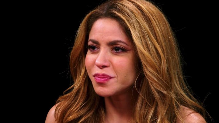 Shakira Howls Like a She-Wolf While Eating Spicy Wings