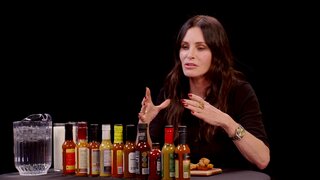 Courteney Cox Becomes Friends With Spicy Wings
