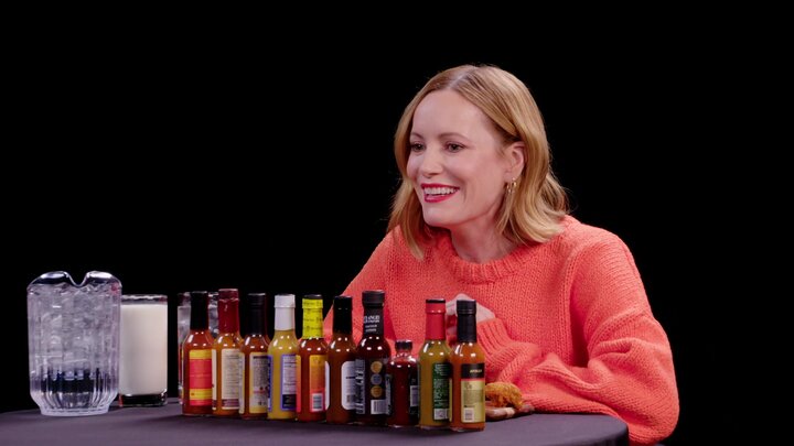 Leslie Mann Gets Revenge While Eating Spicy Wings