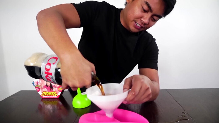 Diet Coke and Mentos Experiment / Giant Poké Ball Bath Bomb