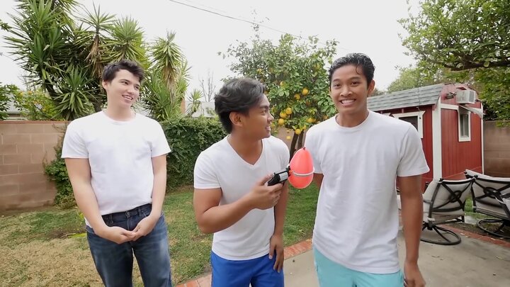 How to Make a Giant Bouncy Ball / Orbeez Bath Challenge