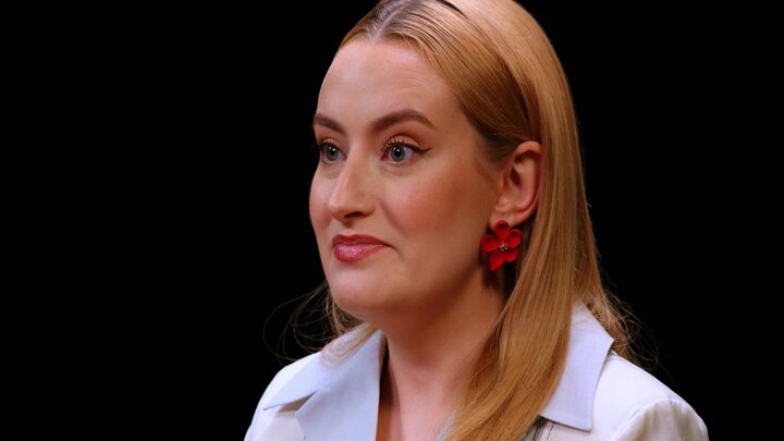 Amelia Dimoldenberg Goes on a Date with Spicy Wings