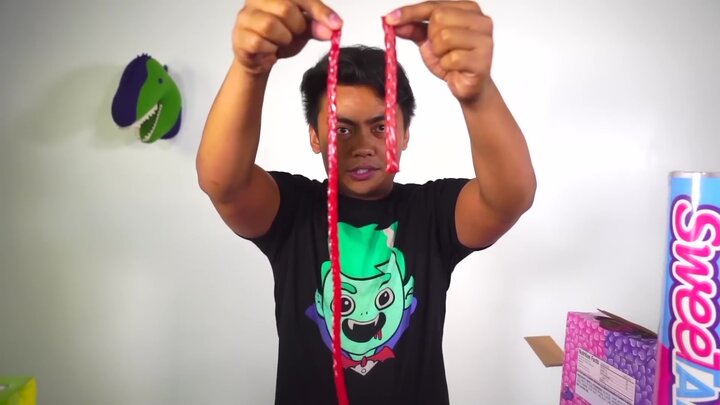 Chocolate Fondue Challenge / Giant Candy vs. Normal Candy