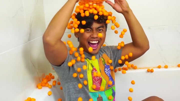 Cheese Ball Bath Challenge / Fluffy Slime Bath Challenge