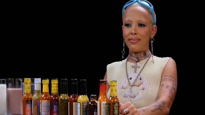 Doja Cat Is Doing Great While Eating Spicy Wings